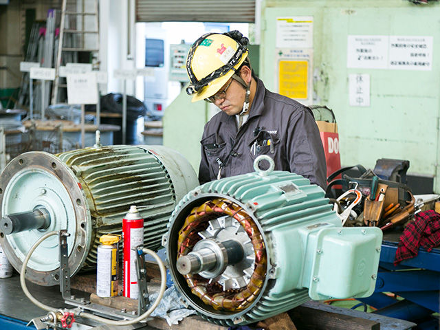 陸揚げしてきたモーターを工場で整備中