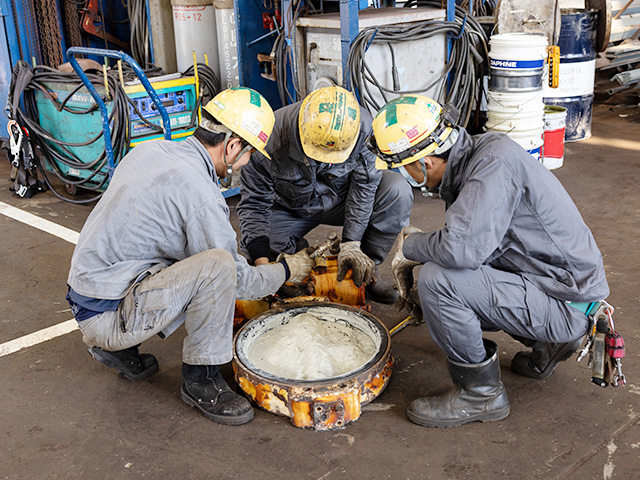 荷役バルブを整備中